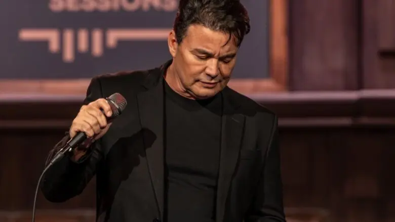 Renner se emociona durante homenagem a Rick em 1ª gravação da carreira solo