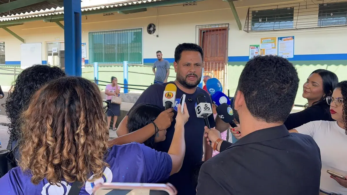 Samuel Costa vota no bairro Nacional e agradece aos eleitores de Rondônia