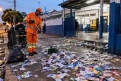 Santinhos espalhados após eleição aumentam trabalho de limpeza em Porto Velho