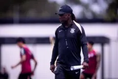Sem Seedorf, Corinthians tenta se afastar do Z4 diante do Vitória