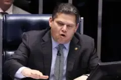 Senado vai promulgar fim da escala 6x1 nesta sexta