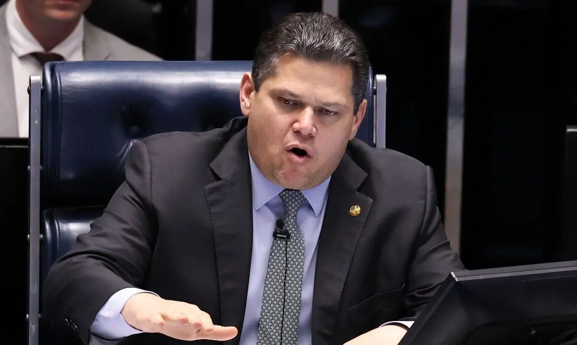 Senado vai promulgar fim da escala 6x1 nesta sexta