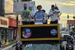 Sílvia Cristina faz grande carreata pelas ruas da capital