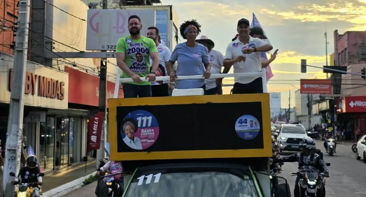 Sílvia Cristina faz grande carreata pelas ruas da capital