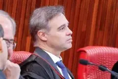 TSE manda retirar do ar vídeos com uso de IA publicados por Flávio Bolsonaro