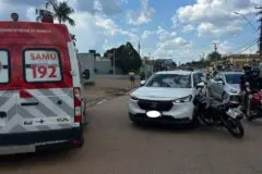 Vídeo: adolescente empina moto, perde controle e bate de frente com carro em Porto Velho