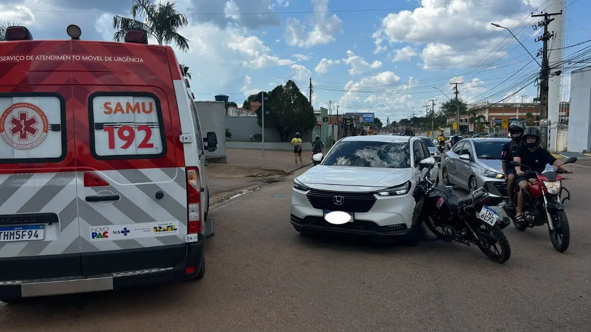 Vídeo: adolescente empina moto, perde controle e bate de frente com carro em Porto Velho