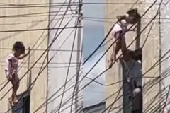 Vídeo: Criança cai de janela, fica pendurada em fiação elétrica e é resgatada por policial em AL Criança cai de janela, fica pendurada em fios elétricos e é resgatada por policial em AL (Foto: Reprodução/ g1)