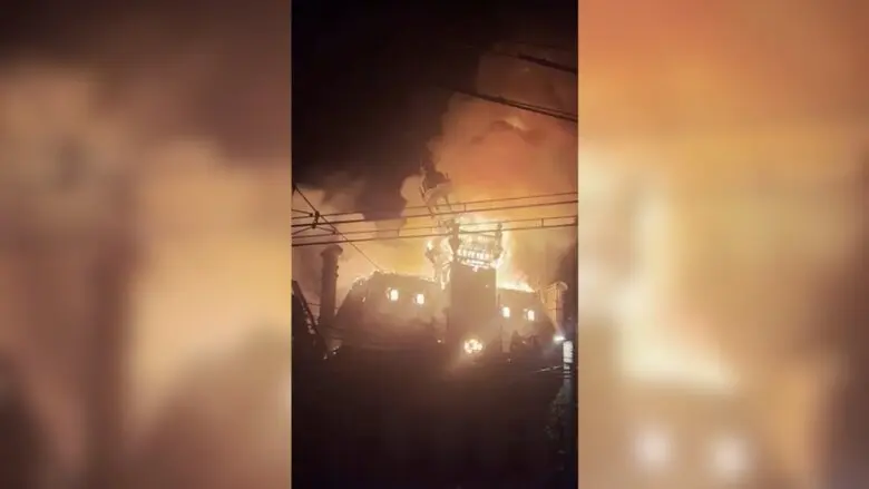 Vídeo: Prédio histórico desaba na França após ser incendiado em protestos