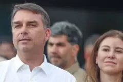 Voo com Flávio Bolsonaro e família segue rumo a Miami após escala no Equador, aponta rastreamento