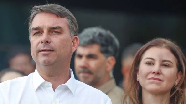 Voo com Flávio Bolsonaro e família segue rumo a Miami após escala no Equador, aponta rastreamento