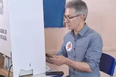 Zema vota com celular na cabine em Araxá; TRE-MG vai apurar