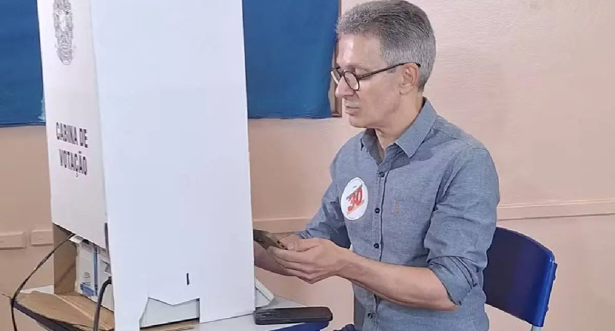 Zema vota com celular na cabine em Araxá; TRE-MG vai apurar